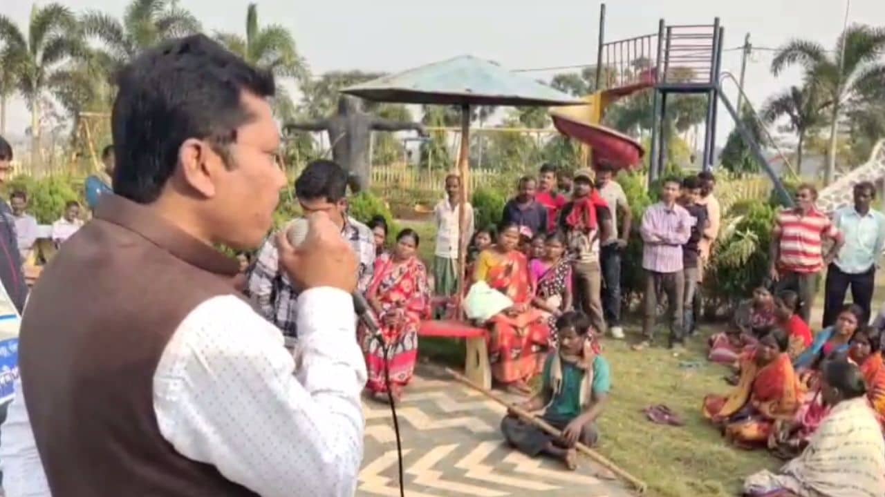 Bangla Awas Yojana: কোনও সরকারি আধিকারিক এসে টাকা চাইলে দেবেন না, শেষে রাস্তায় নামতে হল BDO-কে