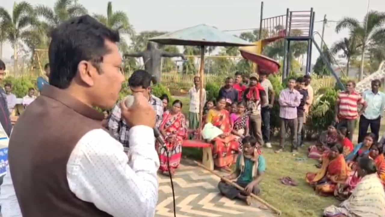 Bangla Awas Yojana: 'কোনও সরকারি আধিকারিক এসে টাকা চাইলে দেবেন না', শেষে রাস্তায় নামতে হল BDO-কে Bangla Awas Yojana: 'কোনও সরকারি আধিকারিক এসে টাকা চাইলে দেবেন না', শেষে রাস্তায় নামতে হল BDO-কে
