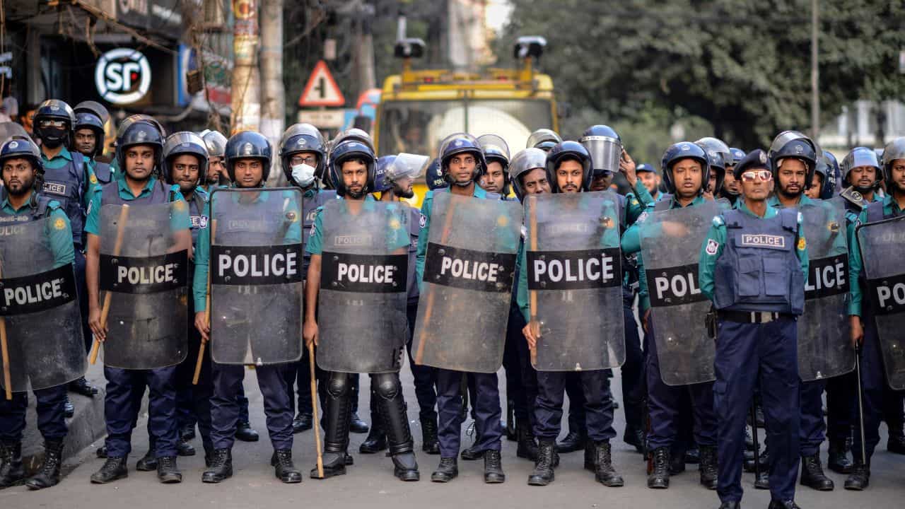 Bangladesh: বেকায়দায় ইউনূস, সংখ্যালঘুদের উপরে অত্যাচার নিয়ে করতেই হল পদক্ষেপ Bangladesh: বেকায়দায় ইউনূস, সংখ্যালঘুদের উপরে অত্যাচার নিয়ে করতেই হল পদক্ষেপ