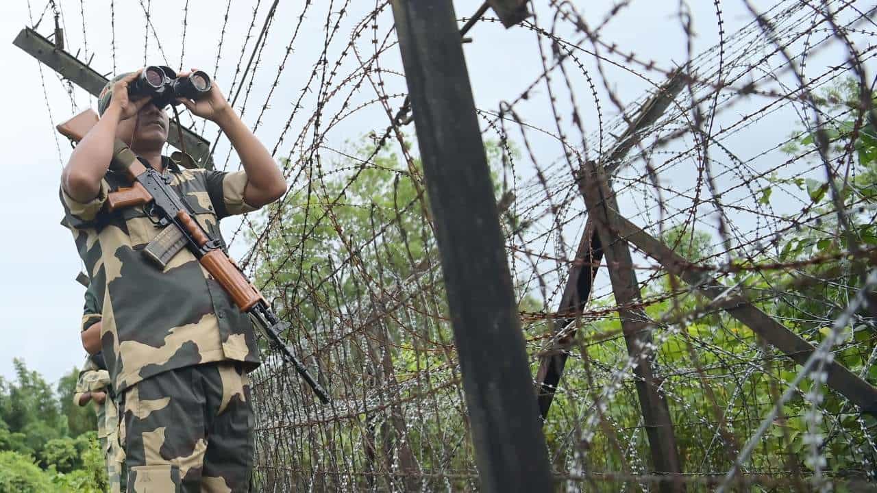 Bangladesh Border: ওরা আসছে? সীমান্তে এবার নতুন রণকৌশল BSF-র, থরথর করে  কাঁপবে বাংলাদেশ | BSF is increasing surveillance at the Bangladeshi border  in Murshidabad, Bangladesh is shaking | TV9 Bangla News