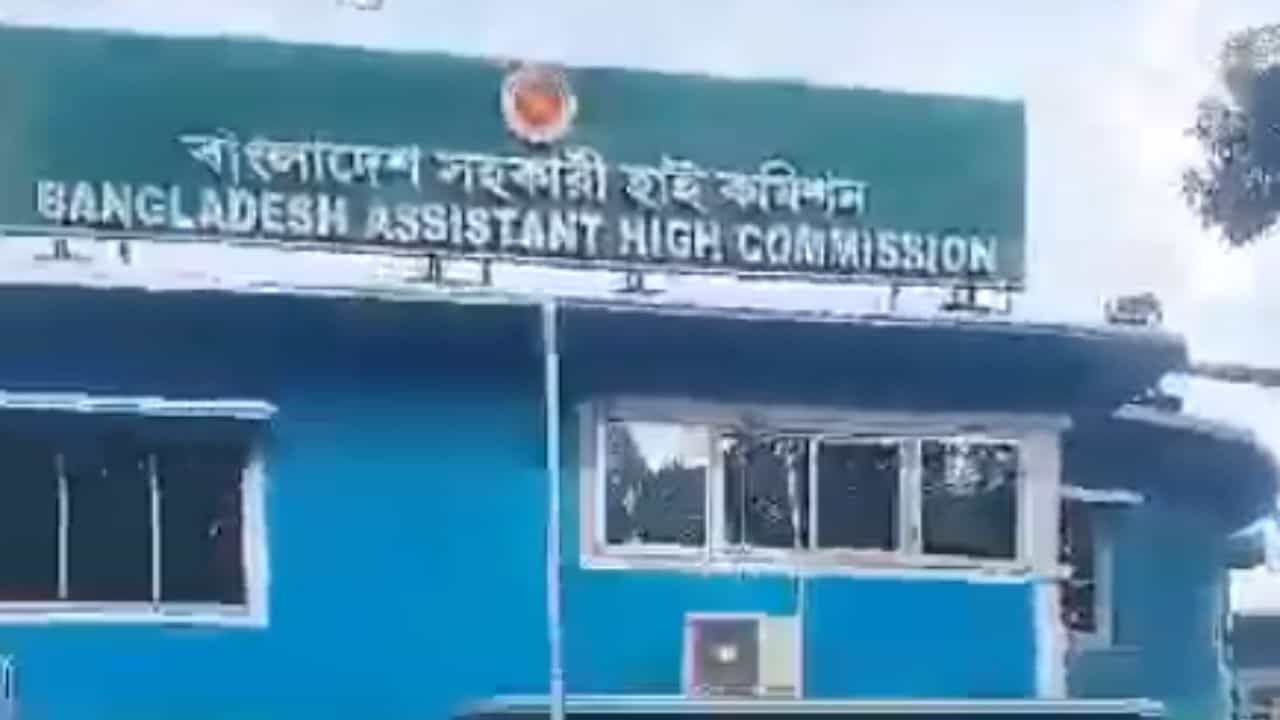 Bangladesh: ভয় পাচ্ছে বাংলাদেশ, তড়িঘড়ি বন্ধ করে দিল ভিসা পরিষেবা Bangladesh: ভয় পাচ্ছে বাংলাদেশ, তড়িঘড়ি বন্ধ করে দিল ভিসা পরিষেবা