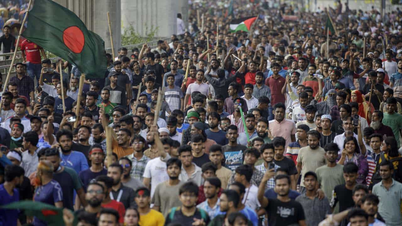 Bangladesh Unrest: ‘প্রত্যেক ছাত্রের হাতে রাইফেল তুলে দিতে হবে’, যুদ্ধের ডাক উঠে গেল বাংলাদেশে Bangladesh Unrest: ‘প্রত্যেক ছাত্রের হাতে রাইফেল তুলে দিতে হবে’, যুদ্ধের ডাক উঠে গেল বাংলাদেশে
