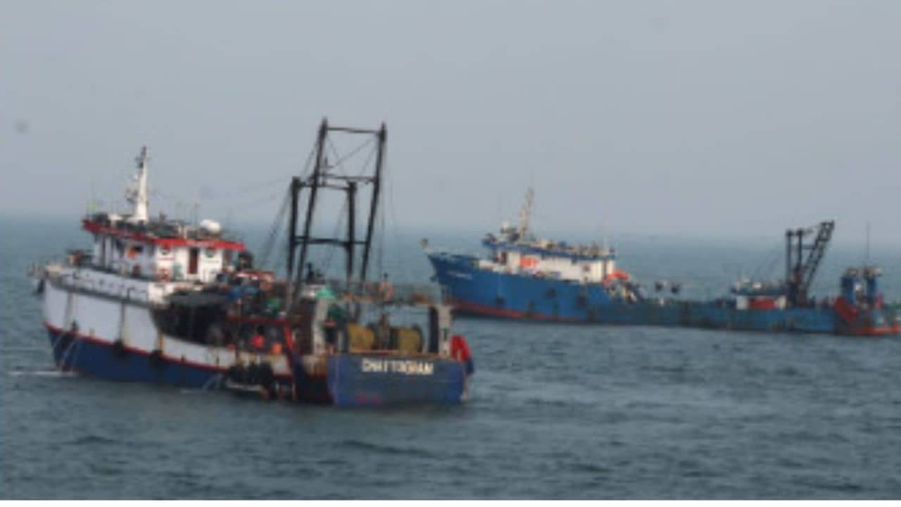 Bangladeshi fishing trawlers: চুপি চুপি ভারতের জলসীমায় কী করছে বাংলাদেশের নৌকা? ধাওয়া করল উপকূলরক্ষী বাহিনী