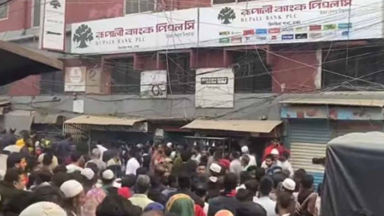 আত্মবিশ্বাস তুঙ্গে! আন্দোলন করে হাসিনাকে হটিয়েছিল, এবার করে ফেলল ব্যাঙ্ক ডাকাতি