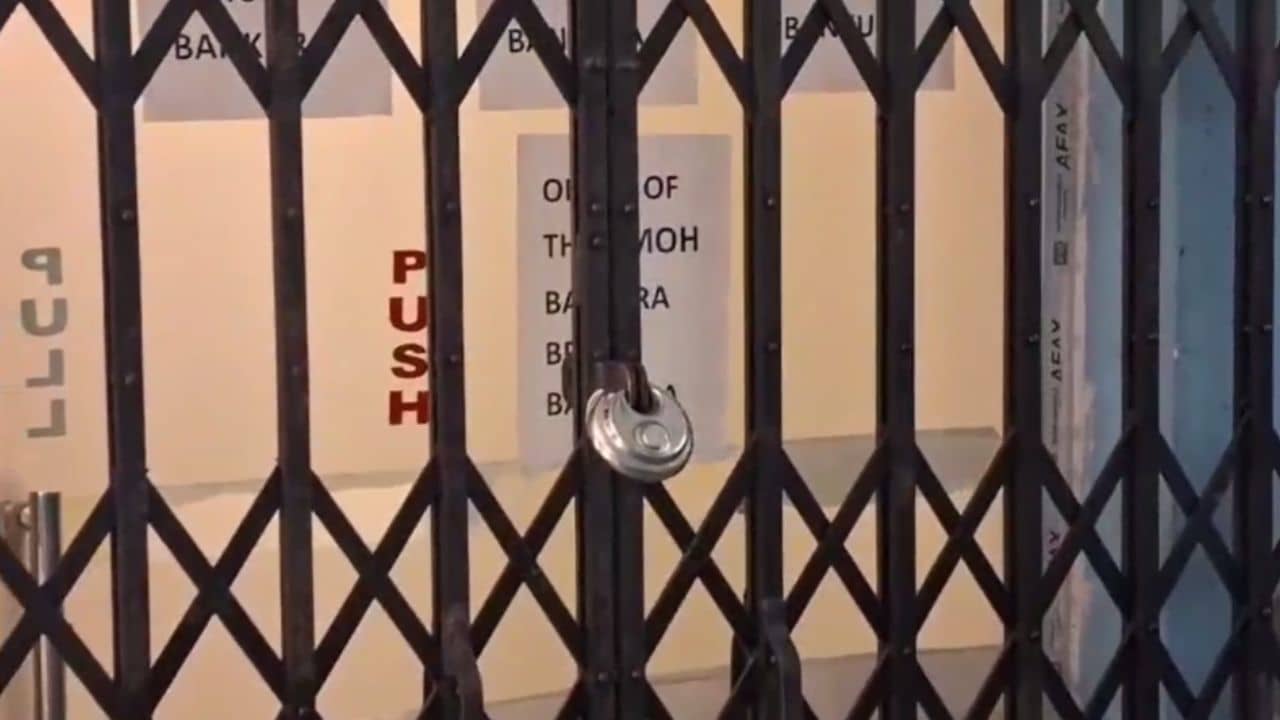 Bankura: হাসপাতালের ভিতর কিছু একটা খুঁজে পেয়েছেন ওঁরা, চুপি-চুপি তালা মেরে দিল স্বাস্থ্য দফতর