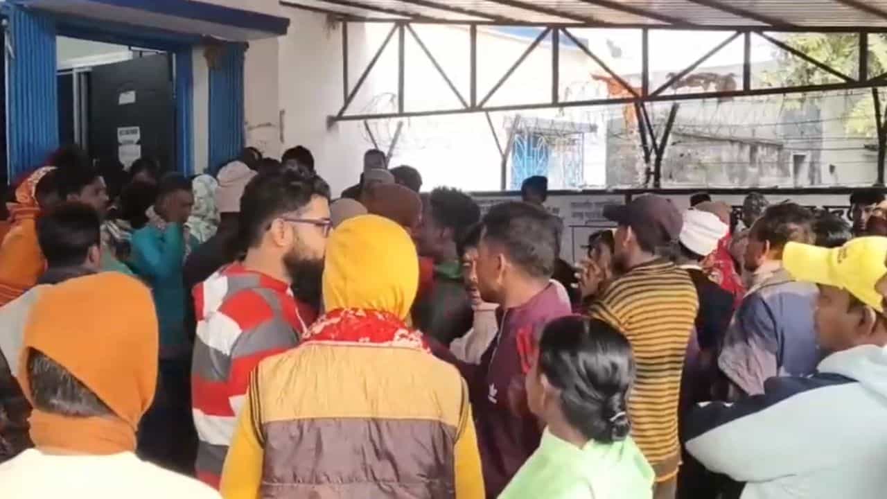 Bankura: মেলায় কম্বল চুরির অপবাদে এক মহিলা সাফাই কর্মীকে হেনস্থা, উত্তাল বিষ্ণুপুর মেলা Bankura: মেলায় কম্বল চুরির অপবাদে এক মহিলা সাফাই কর্মীকে হেনস্থা, উত্তাল বিষ্ণুপুর মেলা