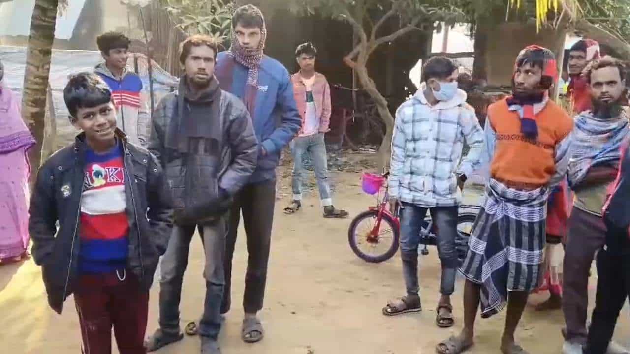 Bankura: রাতে অন্ধকারেই ঢুকে পড়েছিল ৫২ জনের দল! ছাড় পেল না কেউই, সকাল হতেই কান্নার রোল গোটা গ্রামে Bankura: রাতে অন্ধকারেই ঢুকে পড়েছিল ৫২ জনের দল! ছাড় পেল না কেউই, সকাল হতেই কান্নার রোল গোটা গ্রামে