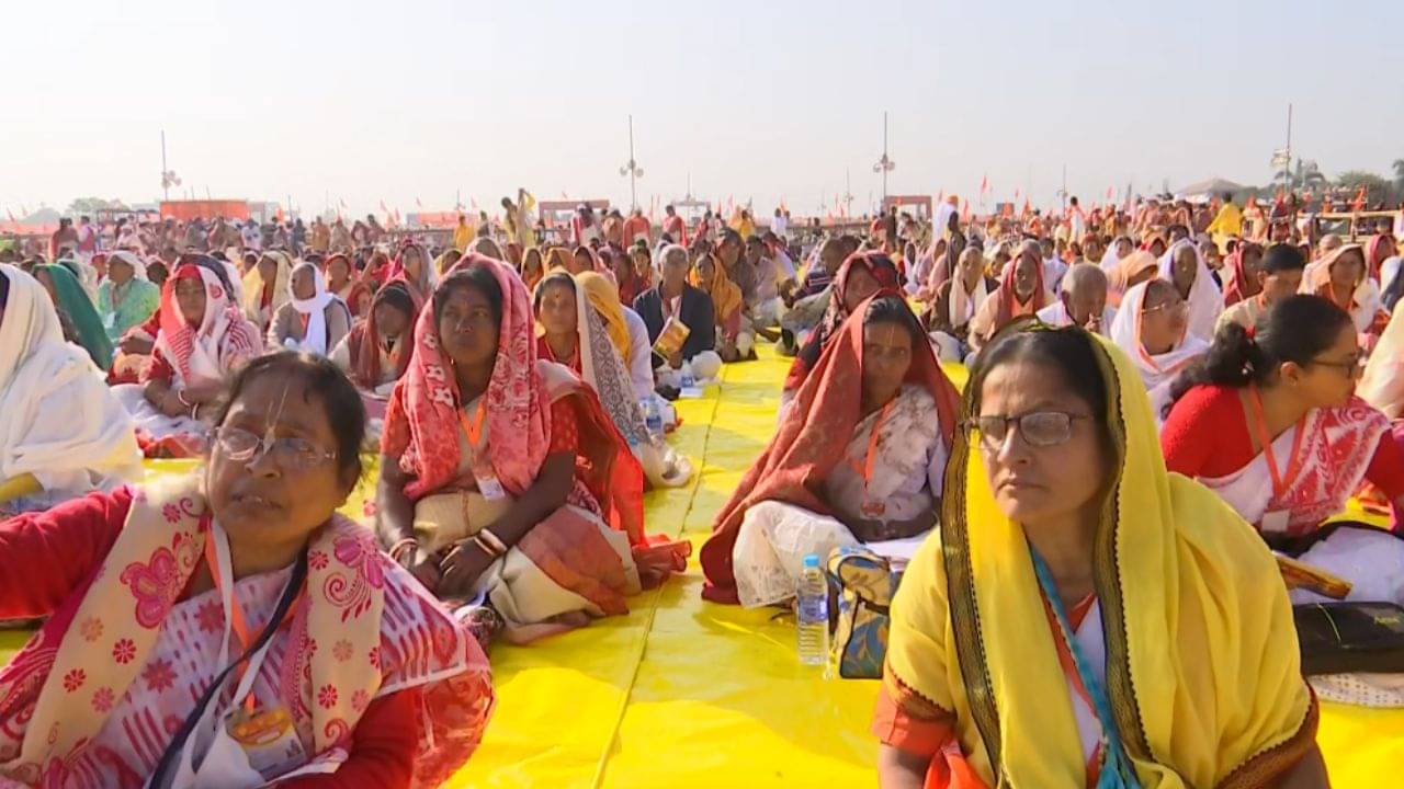 Bhagavad Gita: বাংলায় জোরে-জোরে উচ্চারিত হচ্ছে গীতার স্তোত্র, বাংলাদেশ আবহেই একজোট হচ্ছেন হিন্দুরা?