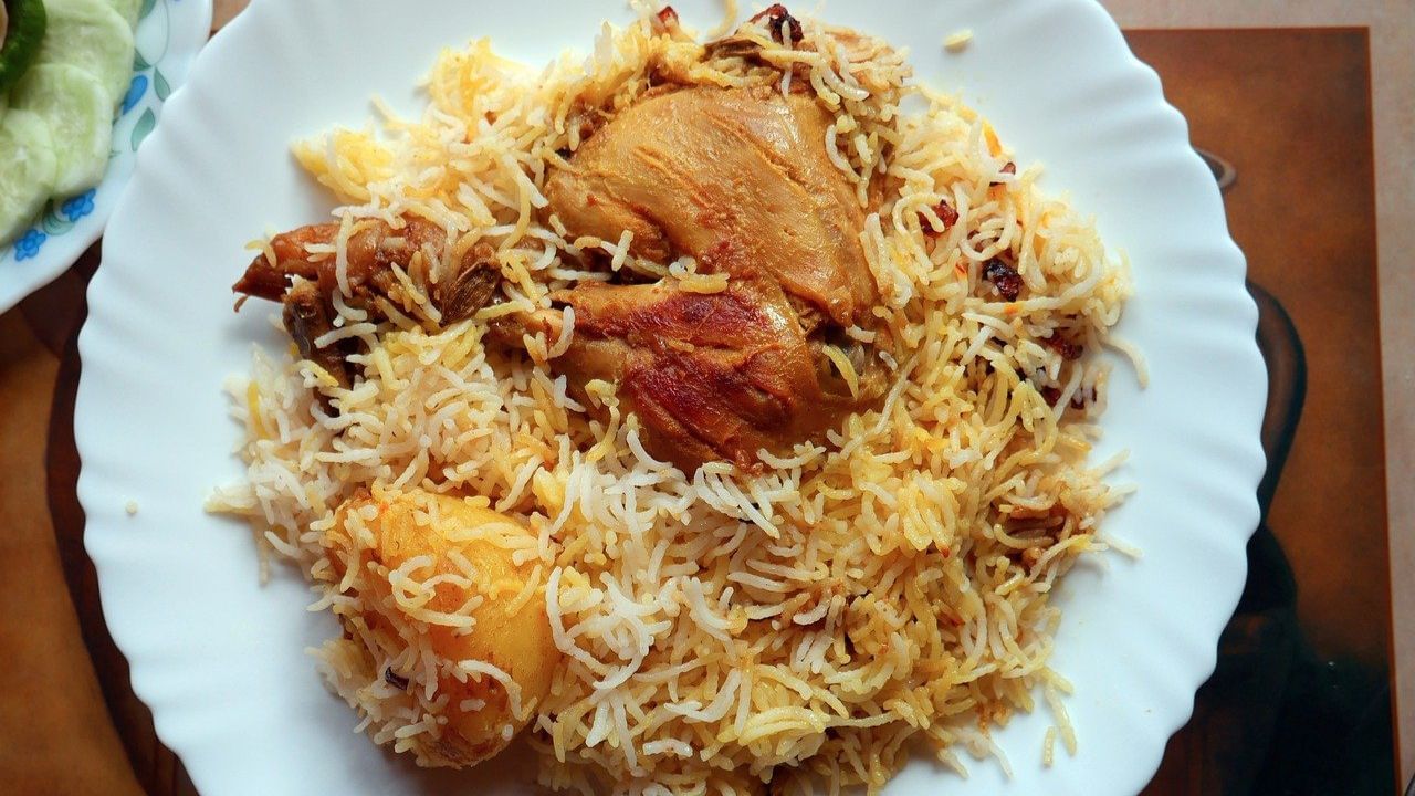 সুইগির মতো জ্য়োমাটোতেও এ বছর সবথেকে বেশি বিরিয়ানি অর্ডার হয়েছে। ২০২৪ সালে জ্যোমাটোয় মোট ৯ কোটি ১৩ লক্ষ ৯৯ হাজার ১১০ প্লেট বিরিয়ানি অর্ডার হয়েছে। 