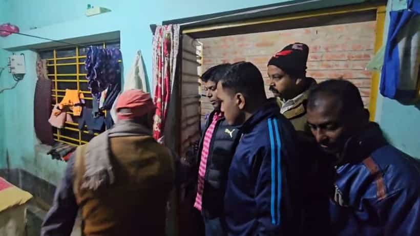 রান্নাঘরে তখন রুটি করছিলেন মোহিনী, চুপি-চুপি ভিতরে ঢুকেই...