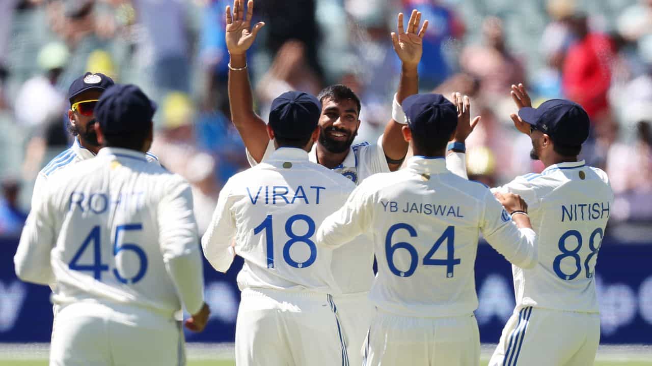 IND vs AUS: জোড়া ক্যাচ মিস, মাথায় হেড! হারের আতঙ্কেই দিন শেষ ভারতের IND vs AUS: জোড়া ক্যাচ মিস, মাথায় হেড! হারের আতঙ্কেই দিন শেষ ভারতের