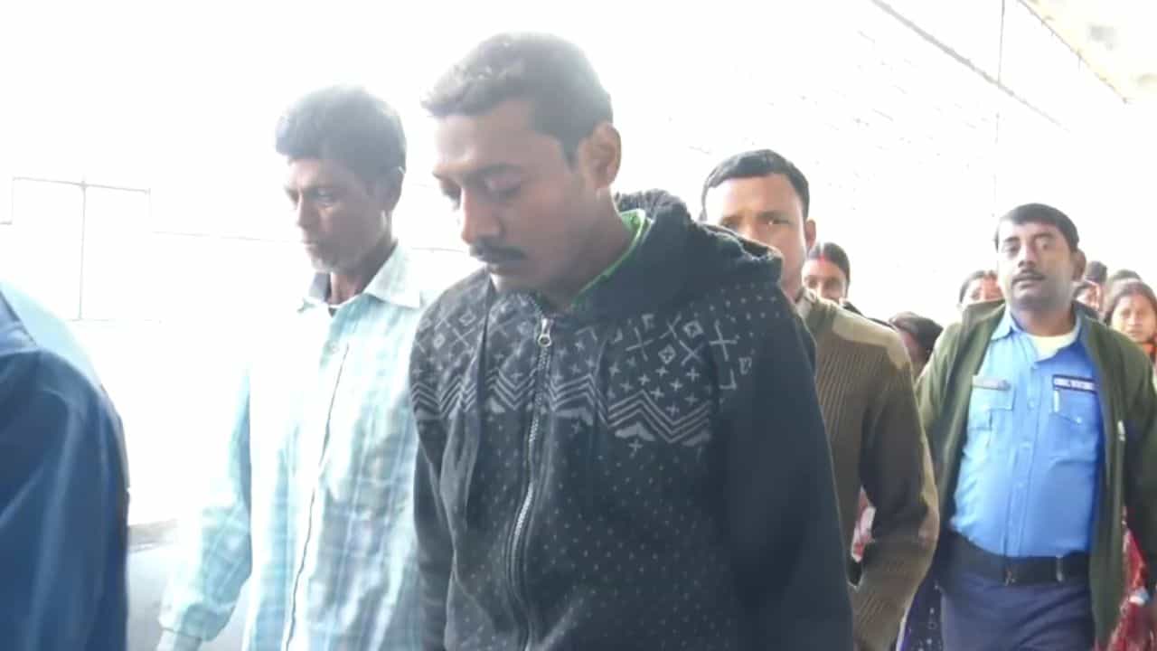 কদমগাছে বেঁধে বুকের উপর তোলা হয় সাইকেল, জলটুকু দেওয়া হয়নি, নৃশংস এই খুনের ঘটনায় দোষীদের ভয়ঙ্কর শাস্তি দিল কোর্ট কদমগাছে বেঁধে বুকের উপর তোলা হয় সাইকেল, জলটুকু দেওয়া হয়নি, নৃশংস এই খুনের ঘটনায় দোষীদের ভয়ঙ্কর শাস্তি দিল কোর্ট
