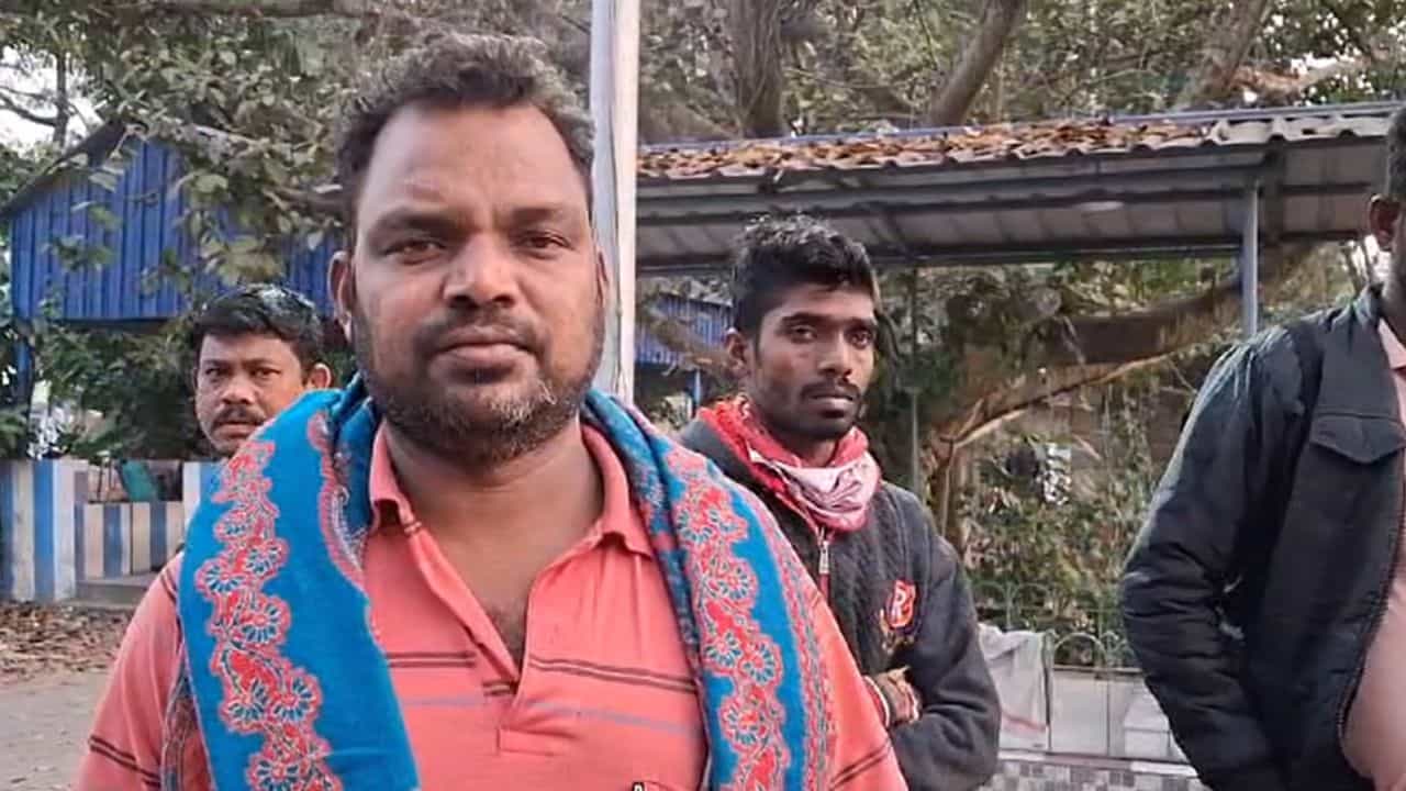 Burdwan: মেয়ের জন্য হাতে করে দুধ আনেন মা, সেই দুধেই শেষ হল ছোট্ট মিষ্টু! Burdwan: মেয়ের জন্য হাতে করে দুধ আনেন মা, সেই দুধেই শেষ হল ছোট্ট মিষ্টু!