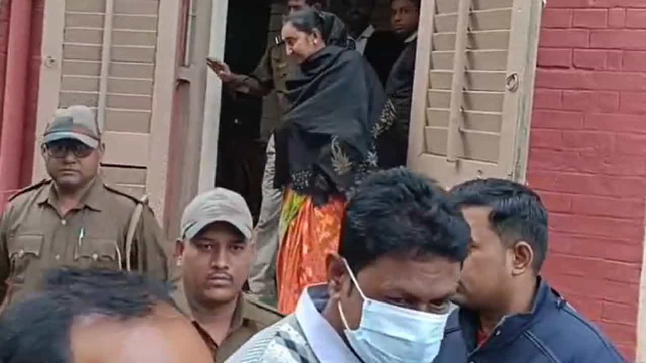Burdwan: কবজির উল্কিতে লেখা 'তাপসী'! এই নাম শোনামাত্রই ম্যানেজারকে যাবজ্জীবন দিলেন বিচারক, কেন? Burdwan: কবজির উল্কিতে লেখা 'তাপসী'! এই নাম শোনামাত্রই ম্যানেজারকে যাবজ্জীবন দিলেন বিচারক, কেন?
