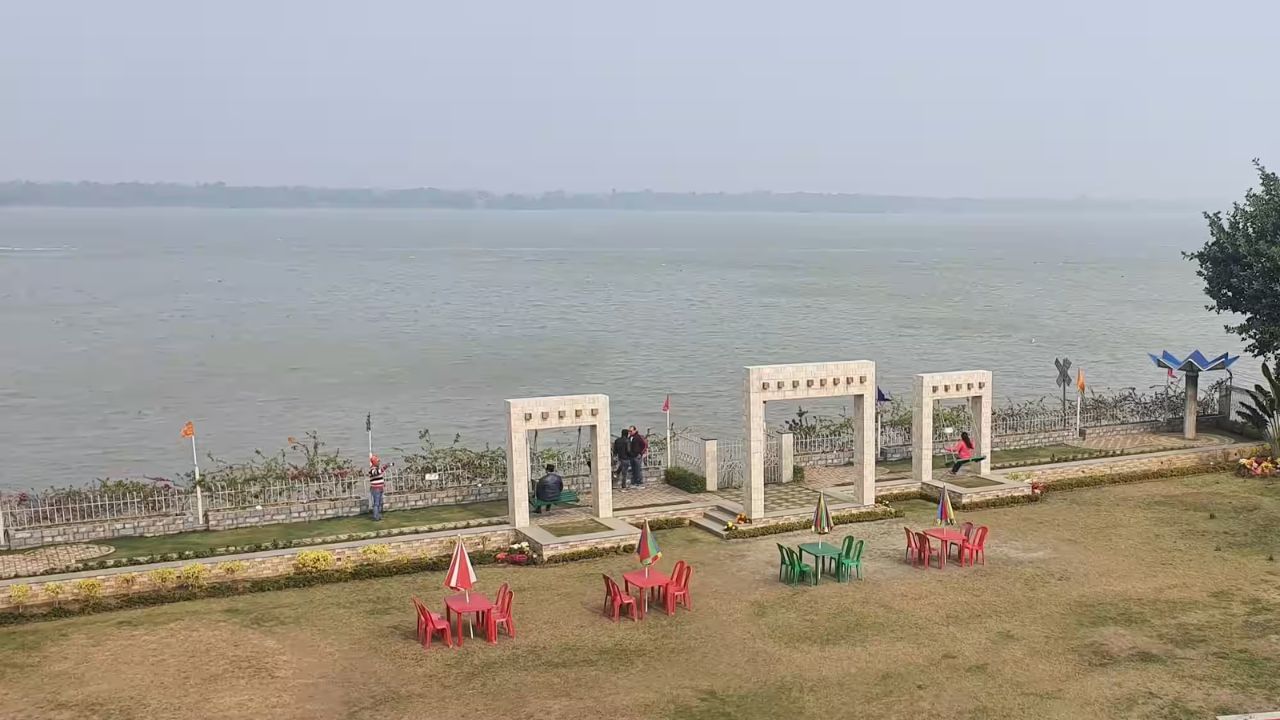 বুড়ুল - রায়পুরের গঙ্গার কাছে বুড়ুল। গঙ্গার ধারের এই জায়গা পিকনিকের জন্য বেশ ভালো। মনোরম পরিবেশে পিকনিক করলে অনেকেই মজা পাবেন।
