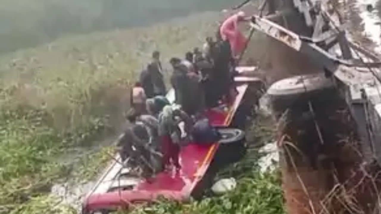 Road accident: সেতুর রেলিং ভেঙে নয়ানজুলিতে বাস, মুহূর্তে শেষ ৮ জনের প্রাণ