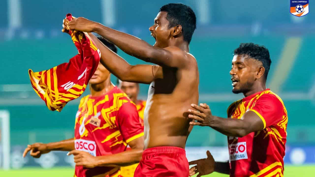 Bengal Football Team: অ্যাডেড টাইমে গোল, সঞ্জয় সেনের কোচিংয়ে সন্তোষ এল বাংলায় Bengal Football Team: অ্যাডেড টাইমে গোল, সঞ্জয় সেনের কোচিংয়ে সন্তোষ এল বাংলায়