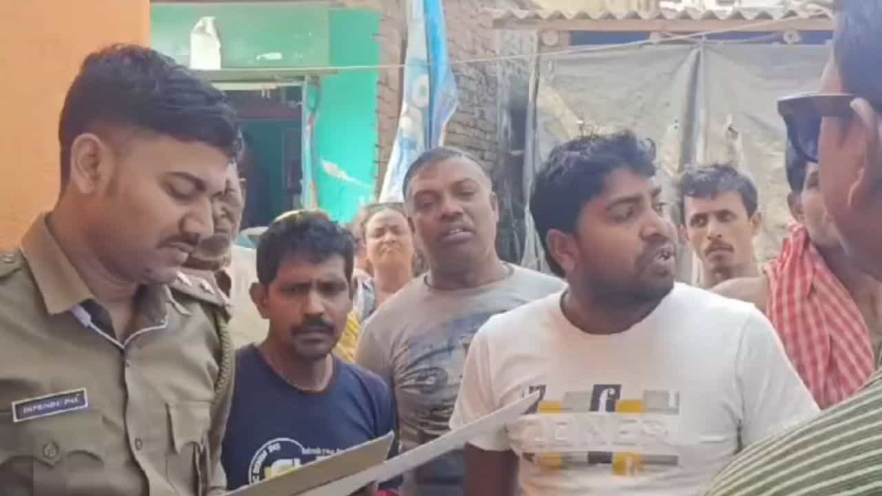 Champahati: 'বাপ-ঠাকুরদার আমল থেকে এই ব্যবসা করছি', চম্পাহাটিতে বিস্ফোরণের পর ব্যবসায়ীদের নথি খতিয়ে দেখছে পুলিশ Champahati: 'বাপ-ঠাকুরদার আমল থেকে এই ব্যবসা করছি', চম্পাহাটিতে বিস্ফোরণের পর ব্যবসায়ীদের নথি খতিয়ে দেখছে পুলিশ