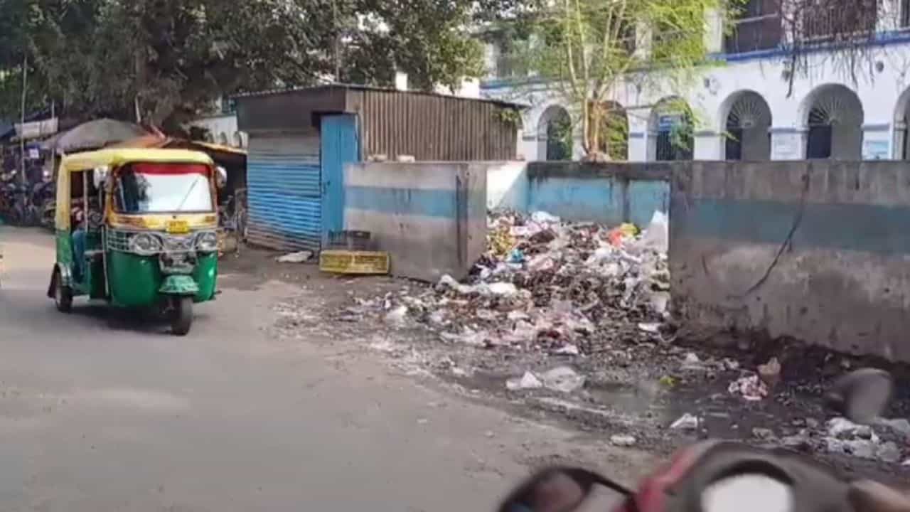 Chinsura: শহরের রাস্তা ঢাকছে নোংরা আবর্জনায়, কাজ বন্ধ করে দিয়েছেন পুরসভার অস্থায়ী কর্মীরা Chinsura: শহরের রাস্তা ঢাকছে নোংরা আবর্জনায়, কাজ বন্ধ করে দিয়েছেন পুরসভার অস্থায়ী কর্মীরা