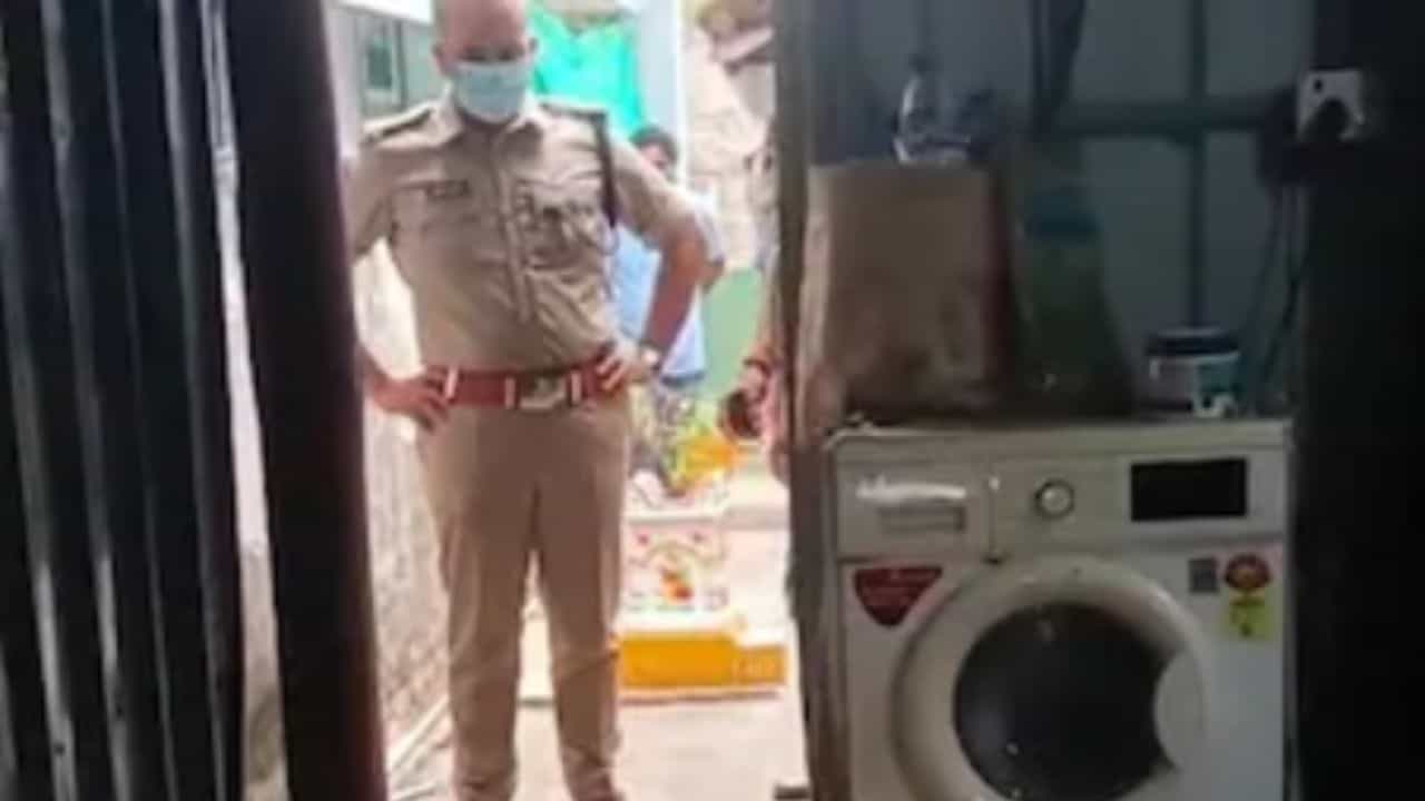 ডেলিভারি বাক্স খুলতেই বেরল কাটা দেহ! ছিটকে গেলেন বাড়ির লোকজন, মুণ্ডের খোঁজে হন্যে হয়ে ঘুরছে পুলিশ ডেলিভারি বাক্স খুলতেই বেরল কাটা দেহ! ছিটকে গেলেন বাড়ির লোকজন, মুণ্ডের খোঁজে হন্যে হয়ে ঘুরছে পুলিশ