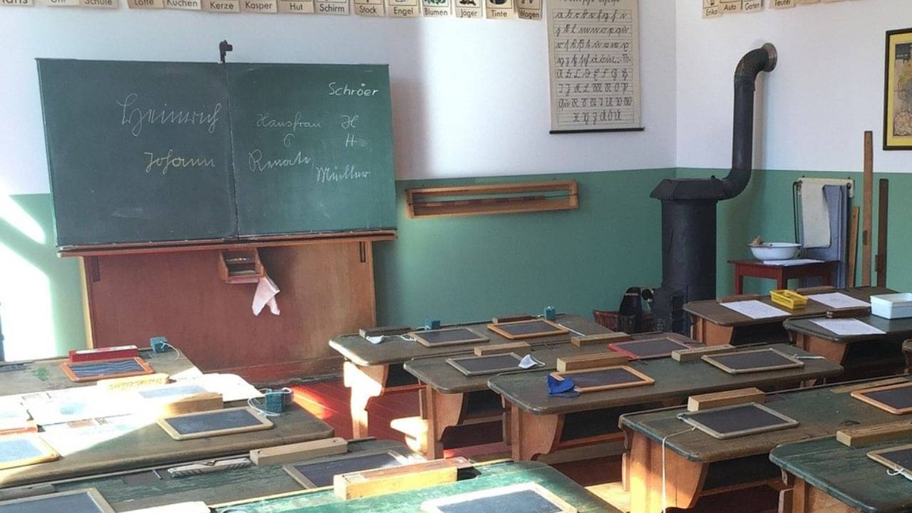 ক্লাসে বসে পর্ন দেখতে মগ্ন শিক্ষক, ছাত্র ধরিয়ে দিতেই যা করলেন... ছিঃ ছিঃ করে উঠল সবাই