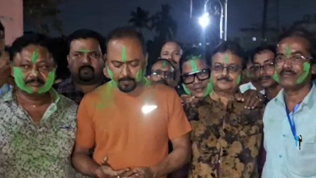 Hooghly: ৪২-২ ব্যবধানে বিপুল জয় তৃণমূলের, বৈদ্যবাটিতে উড়ল সবুজ আবির Hooghly: ৪২-২ ব্যবধানে বিপুল জয় তৃণমূলের, বৈদ্যবাটিতে উড়ল সবুজ আবির