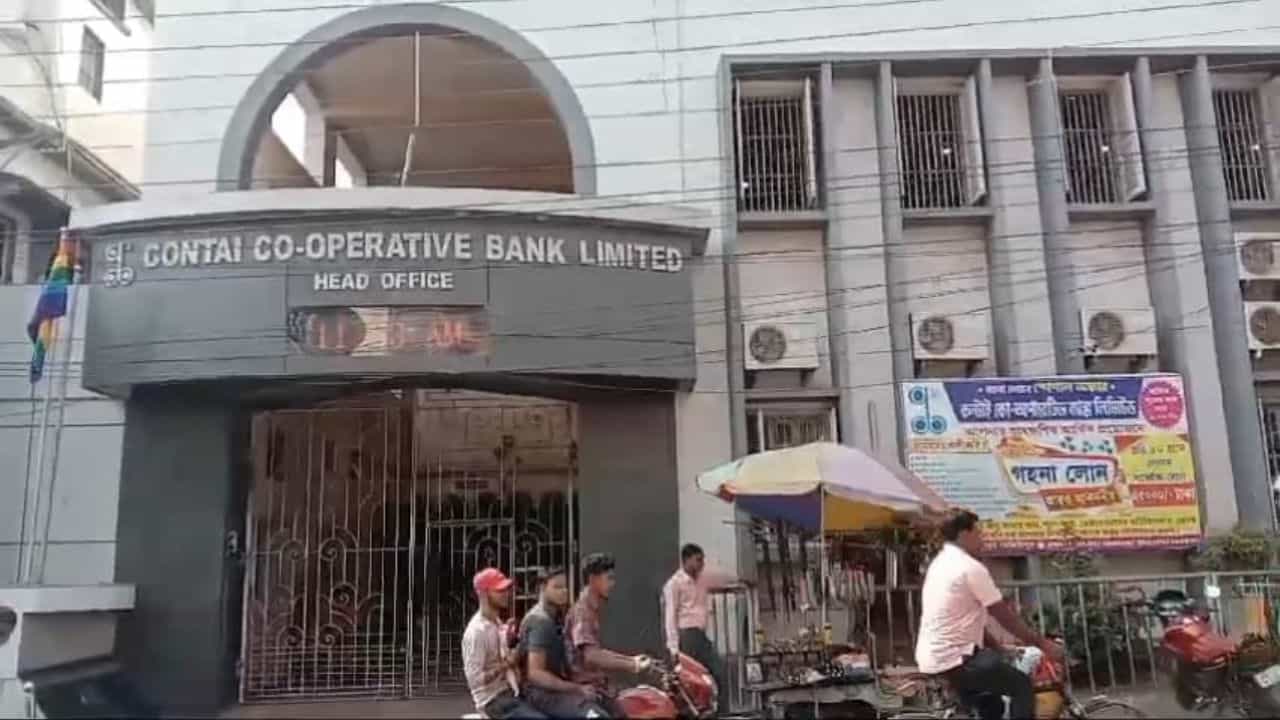 Contai: কাঁথি সমবায় ব্যাঙ্ক নিয়ে বৈঠকে বসছেন সুব্রত বক্সী, রিপোর্ট যাবে মমতার কাছে Contai: কাঁথি সমবায় ব্যাঙ্ক নিয়ে বৈঠকে বসছেন সুব্রত বক্সী, রিপোর্ট যাবে মমতার কাছে