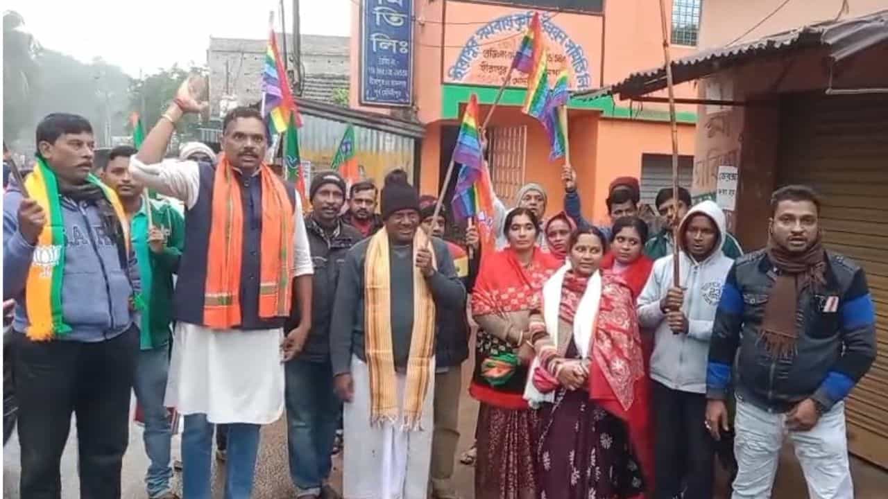 Cooperative Election: অখিলের রামনগরে পরস্পরের বিরুদ্ধে প্রার্থী দিল না বিজেপি-তৃণমূল, চলছে কোন 'খেলা'? Cooperative Election: অখিলের রামনগরে পরস্পরের বিরুদ্ধে প্রার্থী দিল না বিজেপি-তৃণমূল, চলছে কোন 'খেলা'?