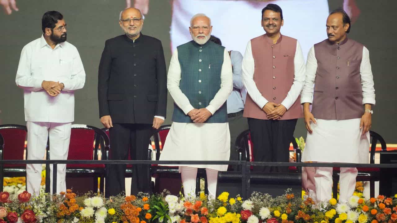 Devendra Fadnavis takes oath as CM: মহারাষ্ট্রে 'ভূমিকা' বদল, শপথ নিয়ে কী বলছেন ফড়ণবীস? Devendra Fadnavis takes oath as CM: মহারাষ্ট্রে 'ভূমিকা' বদল, শপথ নিয়ে কী বলছেন ফড়ণবীস?