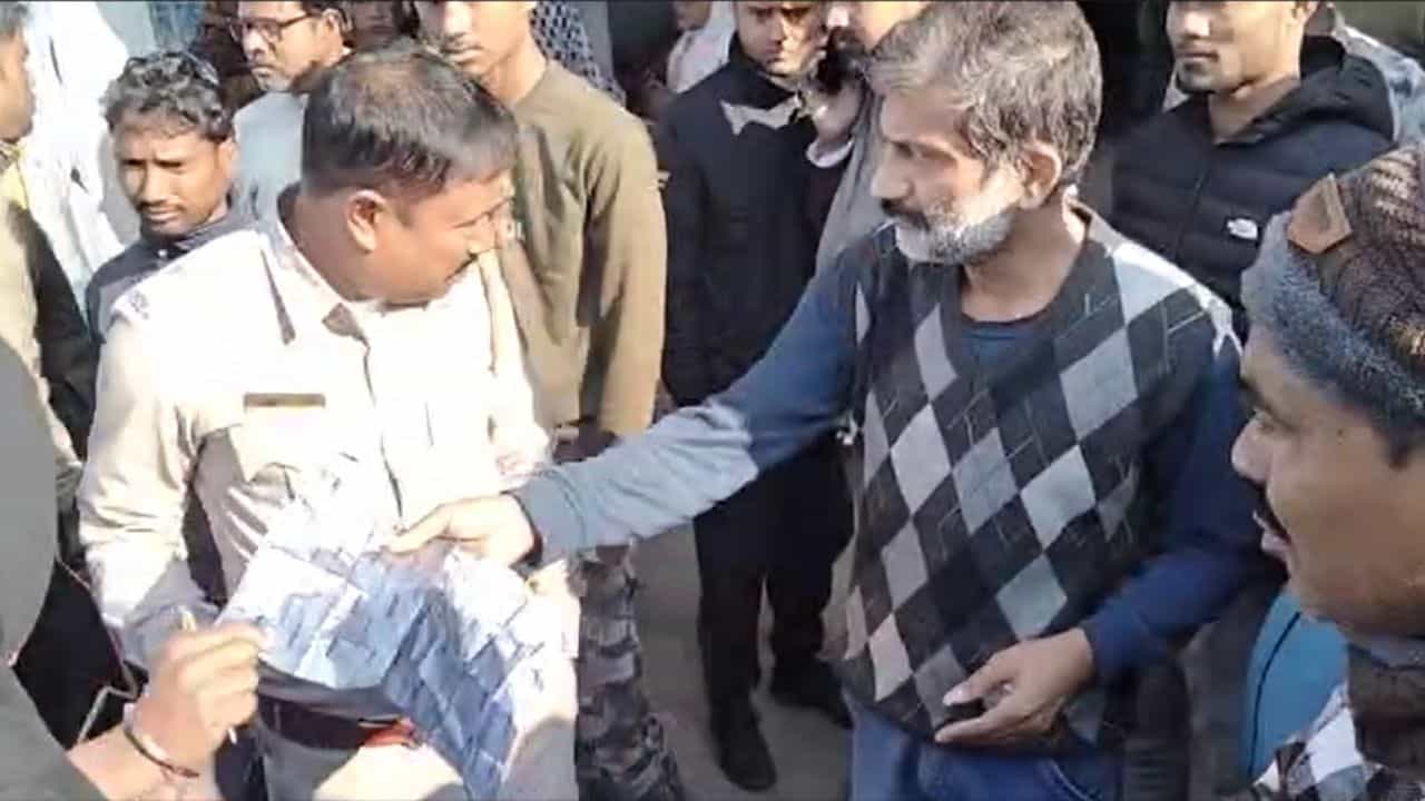Jalpaiguri: কাশতে কাশতে মুখ থেকে বেরিয়ে যায় রক্ত, দু-দিনের জ্বরে মৃত্যু হল যুবকের Jalpaiguri: কাশতে কাশতে মুখ থেকে বেরিয়ে যায় রক্ত, দু-দিনের জ্বরে মৃত্যু হল যুবকের