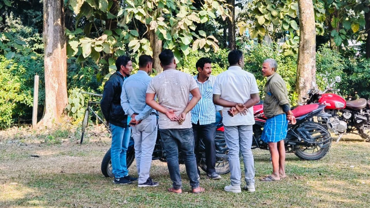 Dhupguri: মন দিয়ে তখন ক্লাস করছে বাচ্চারা, হঠাৎ হইচই , স্কুলের বাইরে যা পড়েছিল শিউরে উঠল সকলে