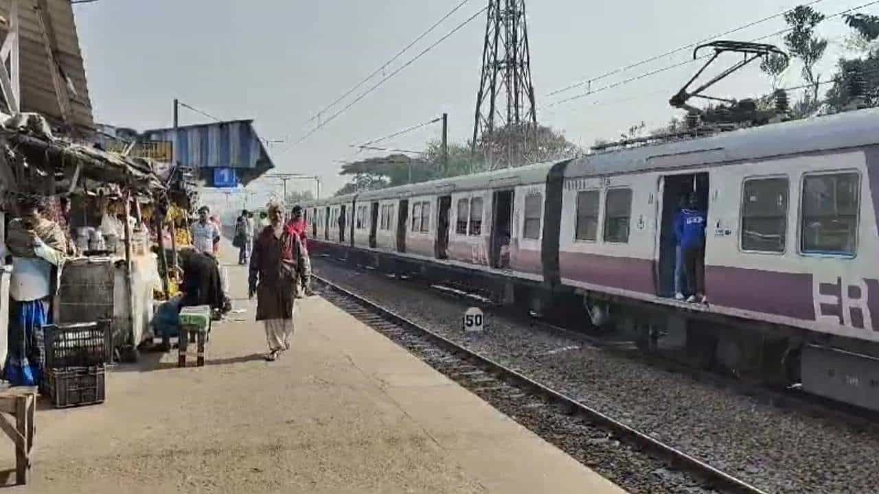 Diamond Harbour: ডায়মন্ড হারবারে রেললাইন থেকে উদ্ধার যুগলের ক্ষতবিক্ষত দেহ, খুন নাকি আত্মহত্যা? Diamond Harbour: ডায়মন্ড হারবারে রেললাইন থেকে উদ্ধার যুগলের ক্ষতবিক্ষত দেহ, খুন নাকি আত্মহত্যা?