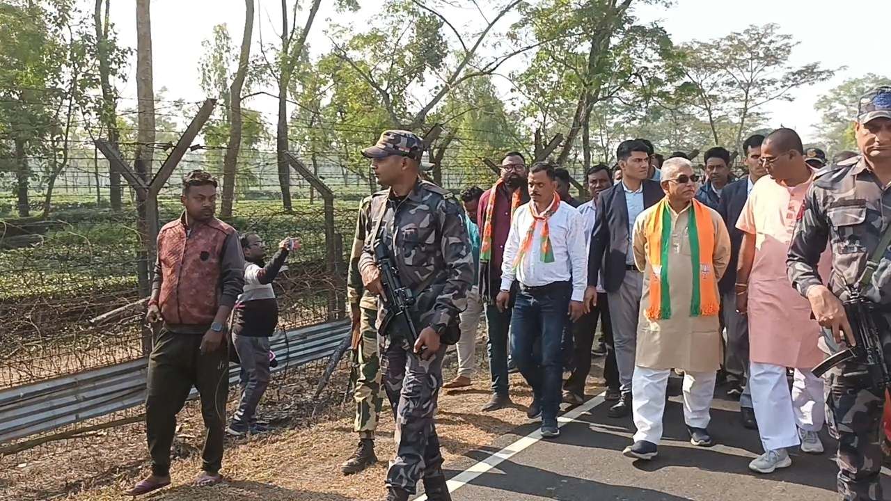 Dilip Ghosh in Border: আর থাকতে না পেরে ছুটলেন দিলীপ, সঙ্গে আধা সেনা, কী হচ্ছে সীমান্তে?