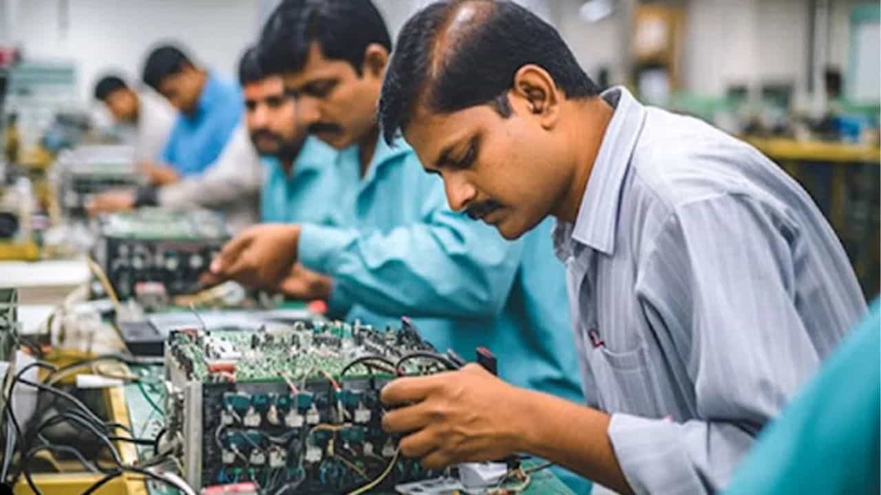 Electronics Sector: ৩ বছরে ১ কোটি ২০ লক্ষ কর্মী কাজ পাবেন এই সেক্টরে Electronics Sector: ৩ বছরে ১ কোটি ২০ লক্ষ কর্মী কাজ পাবেন এই সেক্টরে