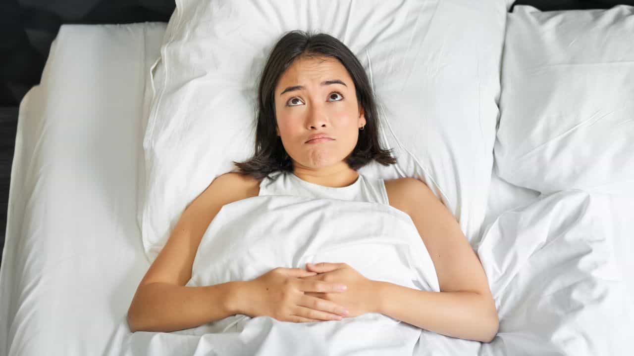 Sleeping Position: সিলিংয়ের দিকে মাথা রেখে ঘুমোনোর অভ্যেস! এর ফলে কী কী হতে পারে জানেন? Sleeping Position: সিলিংয়ের দিকে মাথা রেখে ঘুমোনোর অভ্যেস! এর ফলে কী কী হতে পারে জানেন?