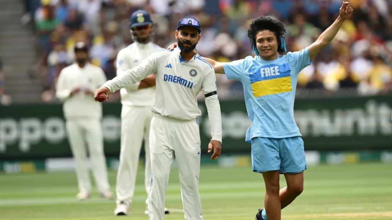 IND vs AUS: বিরাট কোহলিকে জাদু কি ঝাপ্পি! বিদ্রুপ নয়, মেলবোর্নে শুধু ভালোবাসা... IND vs AUS: বিরাট কোহলিকে জাদু কি ঝাপ্পি! বিদ্রুপ নয়, মেলবোর্নে শুধু ভালোবাসা...