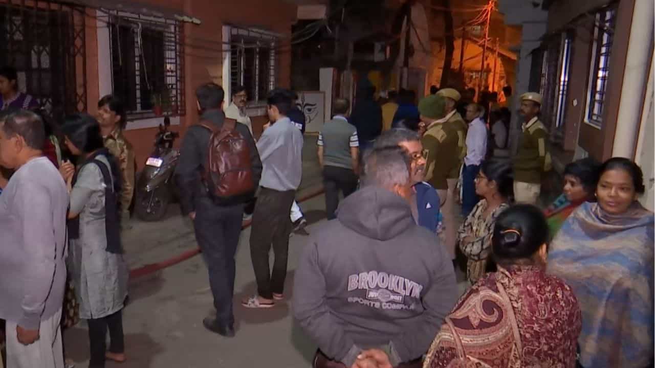 তারস্বরে চেঁচাচ্ছে বাড়ির কুকুরটা, সঙ্গে চিৎকার বৃদ্ধারও, তবে..., বেলেঘাটার ফ্ল্যাটে হাড়হিম ঘটনা তারস্বরে চেঁচাচ্ছে বাড়ির কুকুরটা, সঙ্গে চিৎকার বৃদ্ধারও, তবে..., বেলেঘাটার ফ্ল্যাটে হাড়হিম ঘটনা