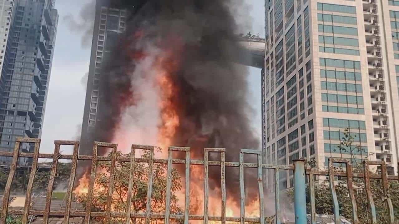 Fire in Kolkata: তপসিয়ায় বাইপাসের পাশেই বিধ্বংসী আগুন, ছুটল দমকলের ৮টি ইঞ্জিন Fire in Kolkata: তপসিয়ায় বাইপাসের পাশেই বিধ্বংসী আগুন, ছুটল দমকলের ৮টি ইঞ্জিন