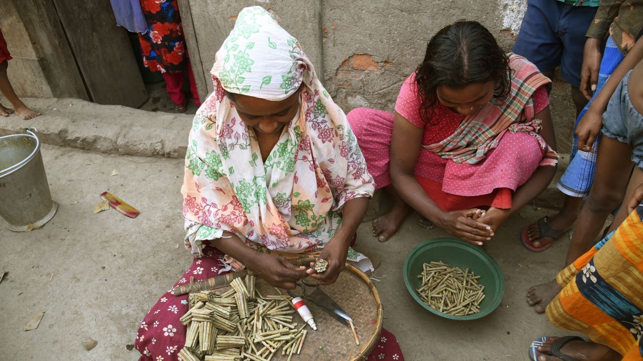 Beedi: অন্যের সুখ-টানেও সংসারে টান..., বিড়ি শ্রমিকদের হাঁড়ির খবর জানেন?