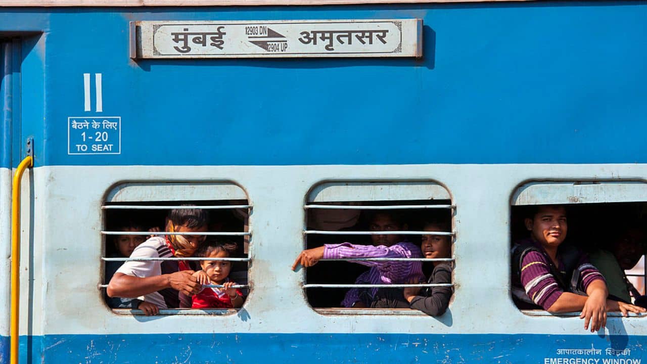 New general second class coaches: বড় পদক্ষেপ রেলের, এবার জেনারেল বগিতে উঠলেই জায়গা পাবেন