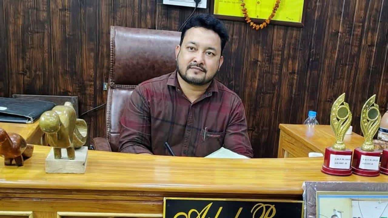 Dinhata: কুড়িয়ে পাওয়া ৯ লক্ষ নিয়ে গুটি গুটি পায়ে সোজা বাড়ি! CCTV দেখে পুলিশ ধরল ‘হেড মাস্টারকে’ Dinhata: কুড়িয়ে পাওয়া ৯ লক্ষ নিয়ে গুটি গুটি পায়ে সোজা বাড়ি! CCTV দেখে পুলিশ ধরল ‘হেড মাস্টারকে’