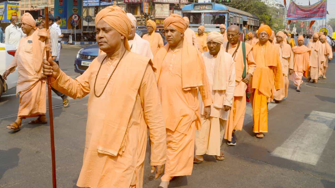 Bangladesh Unrest: ভারতে প্রবেশের অনুমতি পেলেন না ইসকনের ৫৪ ভক্ত, ফিরে যেতে হল চেকপোস্ট থেকেই Bangladesh Unrest: ভারতে প্রবেশের অনুমতি পেলেন না ইসকনের ৫৪ ভক্ত, ফিরে যেতে হল চেকপোস্ট থেকেই