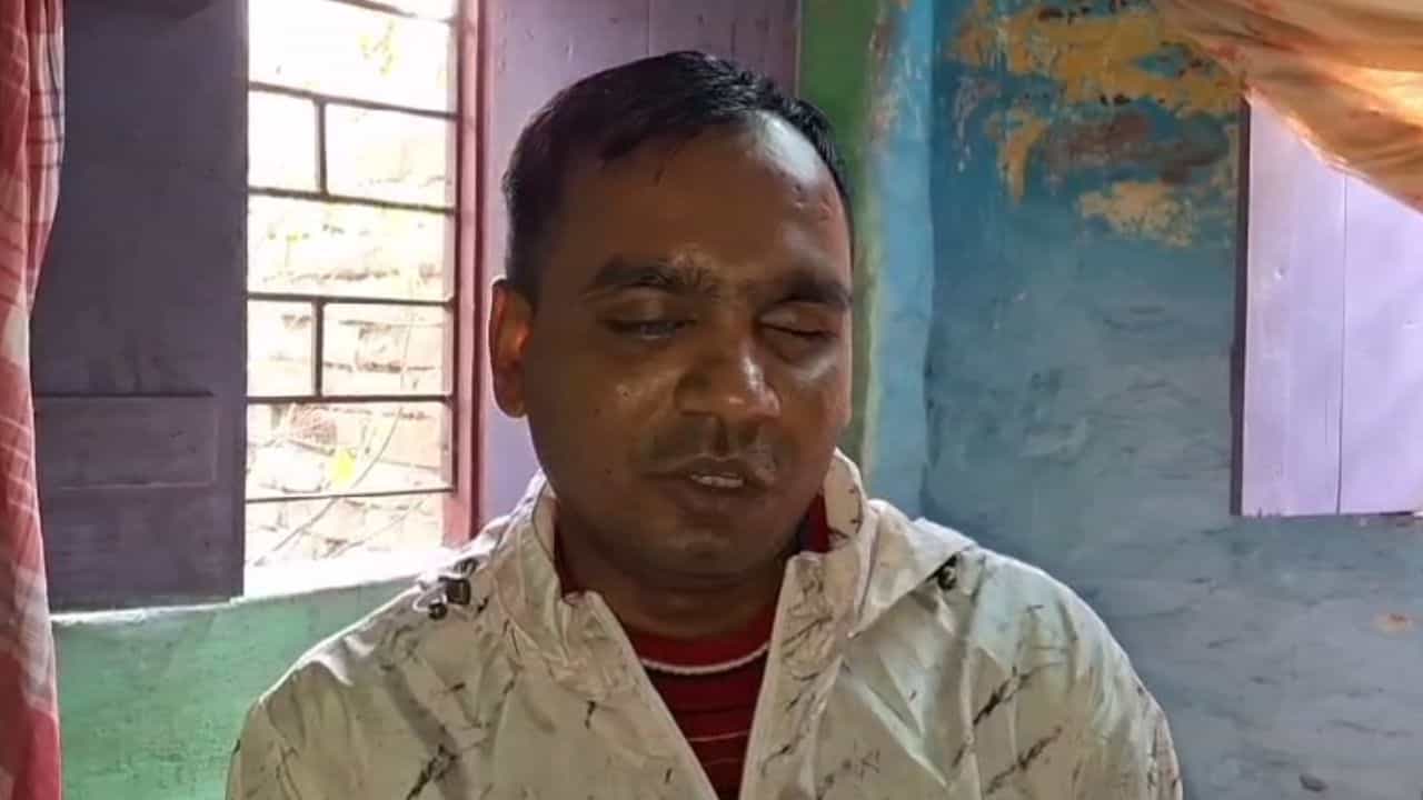 Hooghly: দৃষ্টিনেই দুই চোখে, GRF পড়ে অধ্যাপনা বেছে নিতে চাইছেন অনুপ Hooghly: দৃষ্টিনেই দুই চোখে, GRF পড়ে অধ্যাপনা বেছে নিতে চাইছেন অনুপ