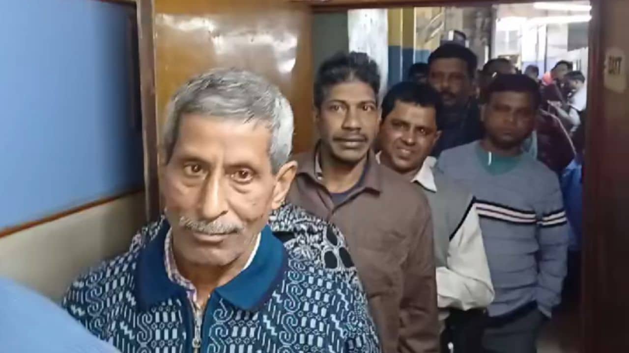 Hooghly: ওঁদের টার্গেট বড়দিন, সকাল থেকেই নেমে পড়লেন কাজে