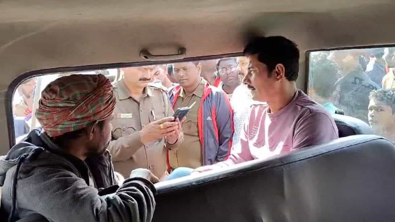 Murshidabad: বাংলার বুকে মানবপাচরের ‘চেষ্টা’! পুলিশ ধরল ‘ভুয়ো’ RPF-কে Murshidabad: বাংলার বুকে মানবপাচরের ‘চেষ্টা’! পুলিশ ধরল ‘ভুয়ো’ RPF-কে