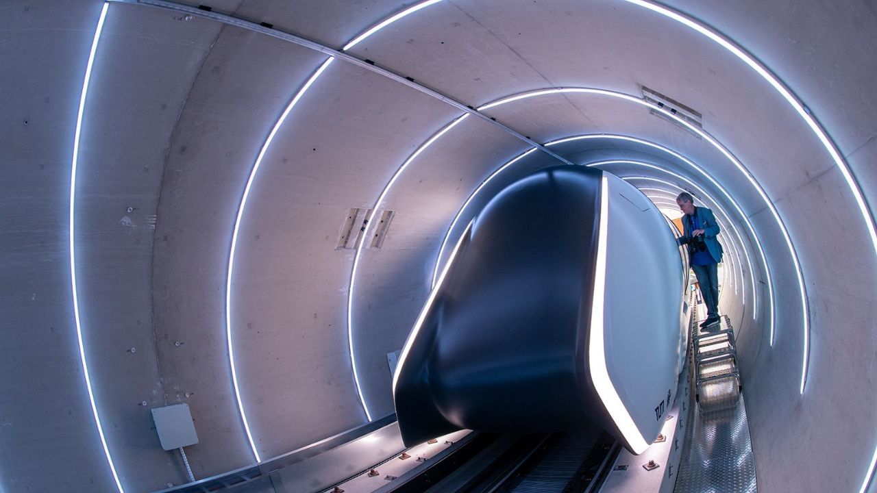 Hyperloop Train: ঘণ্টায় ৬০০ কিমি বেগ! এই ট্রেনে শুধু উড়ে উড়ে যাবেন...