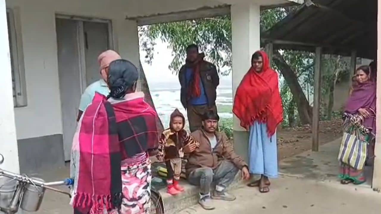 Paschim Medinipur: শিশুদের খাবারের বস্তাবন্দি চাল ওজনেই কম, বিপাকে অঙ্গনওয়াড়ি কর্মী, অভিযোগ গেল SDPO-র কাছে