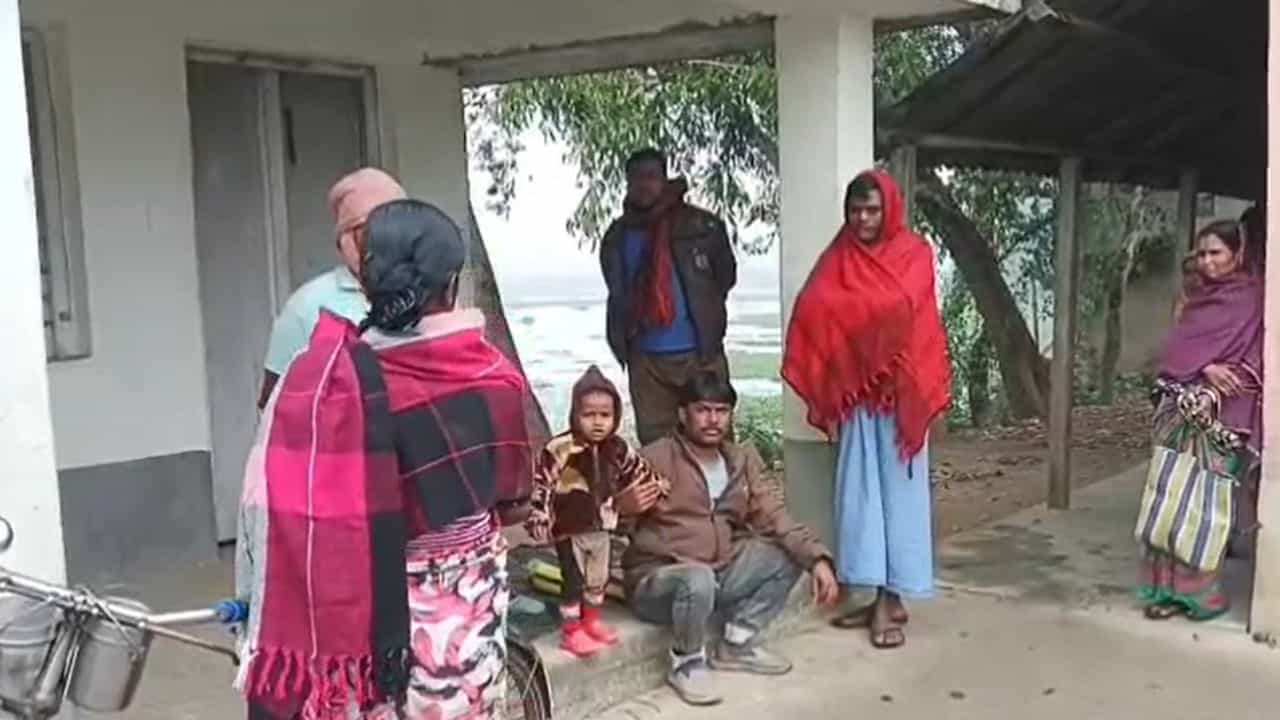Paschim Medinipur: শিশুদের খাবারের বস্তাবন্দি চাল ওজনেই কম, বিপাকে অঙ্গনওয়াড়ি কর্মী, অভিযোগ গেল SDPO-র কাছে Paschim Medinipur: শিশুদের খাবারের বস্তাবন্দি চাল ওজনেই কম, বিপাকে অঙ্গনওয়াড়ি কর্মী, অভিযোগ গেল SDPO-র কাছে