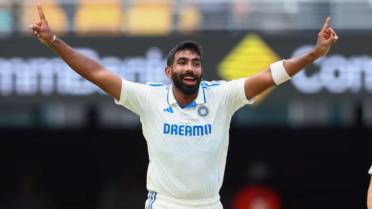 IND vs AUS: দ্বিতীয় নতুন বলে অবশেষে ব্রেক থ্রু, বোলার সেই বুমরা... IND vs AUS: দ্বিতীয় নতুন বলে অবশেষে ব্রেক থ্রু, বোলার সেই বুমরা...