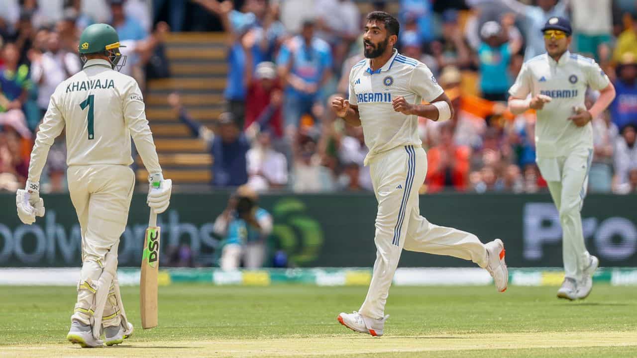 IND vs AUS: ভারতের পেসত্রয়ীর দাপটে এ বার বৃষ্টি চাইছে অস্ট্রেলিয়া! IND vs AUS: ভারতের পেসত্রয়ীর দাপটে এ বার বৃষ্টি চাইছে অস্ট্রেলিয়া!